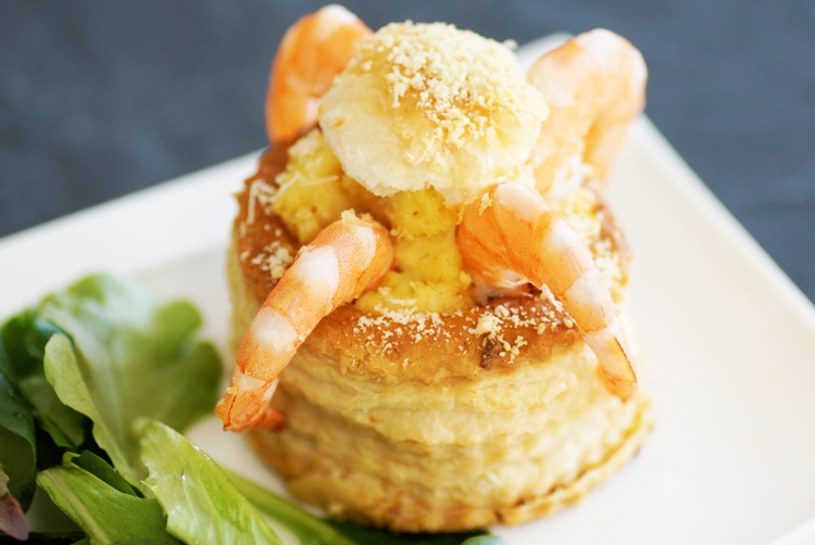 Photo de crevettes dans une sauce crémeuse au fromage en feuilleté